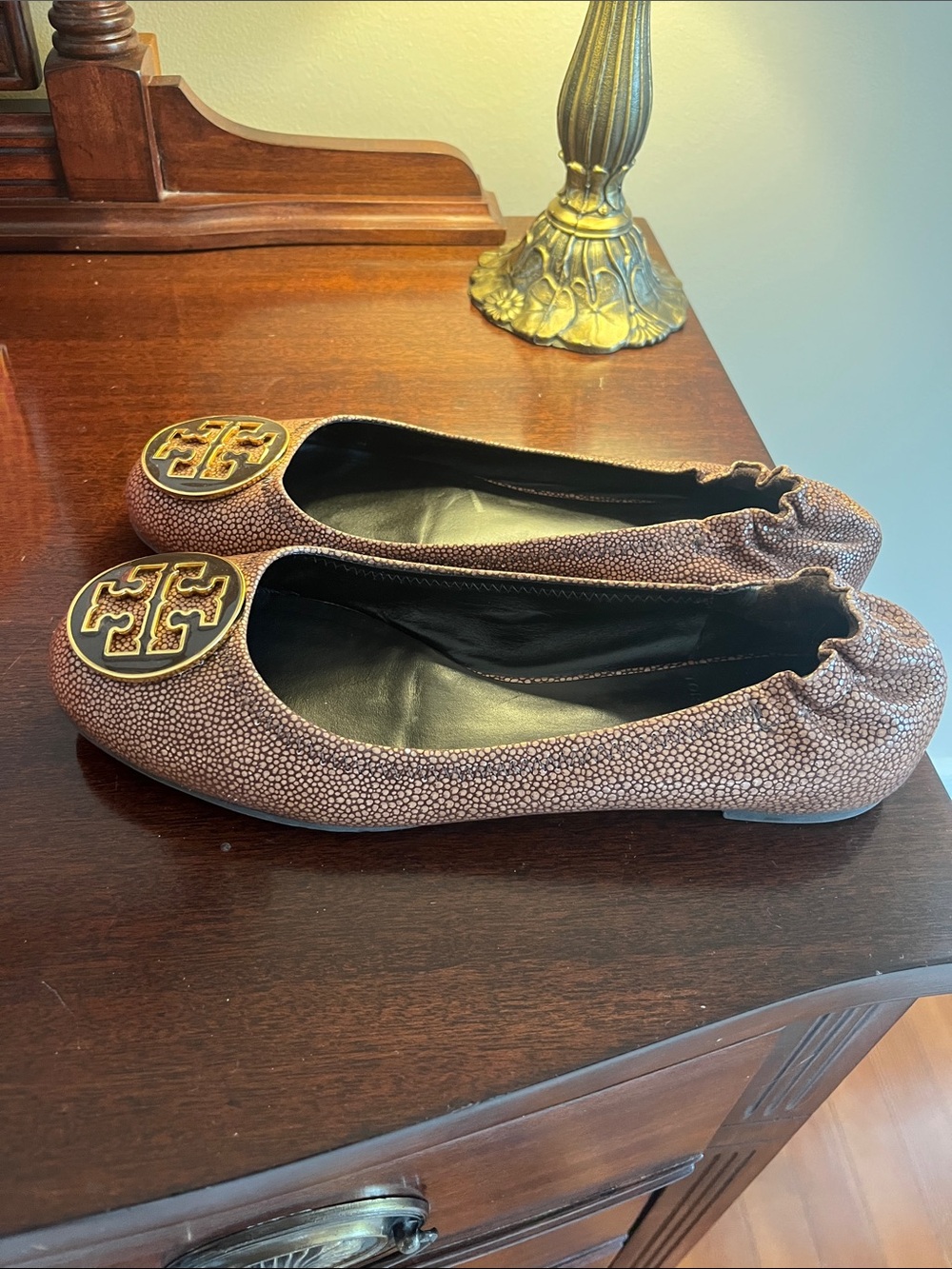 Tory Burch Brown Pebbled Leather Logo Ballet Flats - Picture 8 of 8
